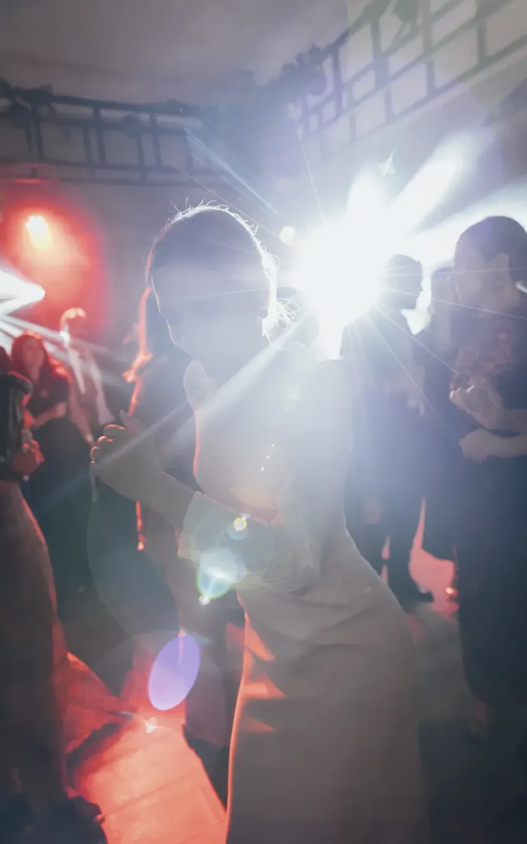 Novia bailando en una fiesta de noche