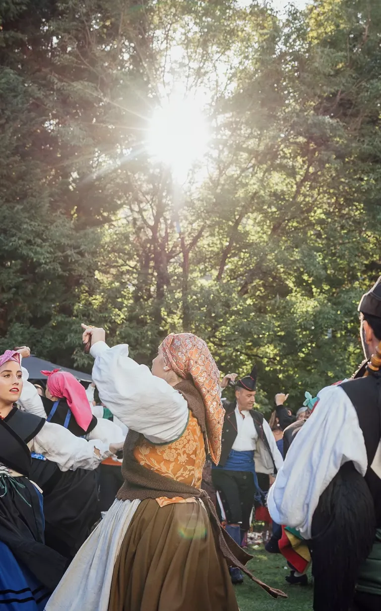Mujeres bailando vestidas con ropa típica de Asturias