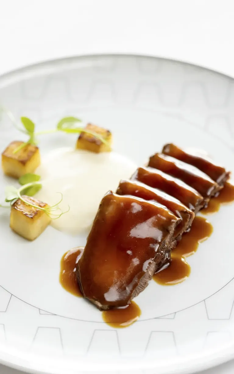 Plato de carne con patatas fritas