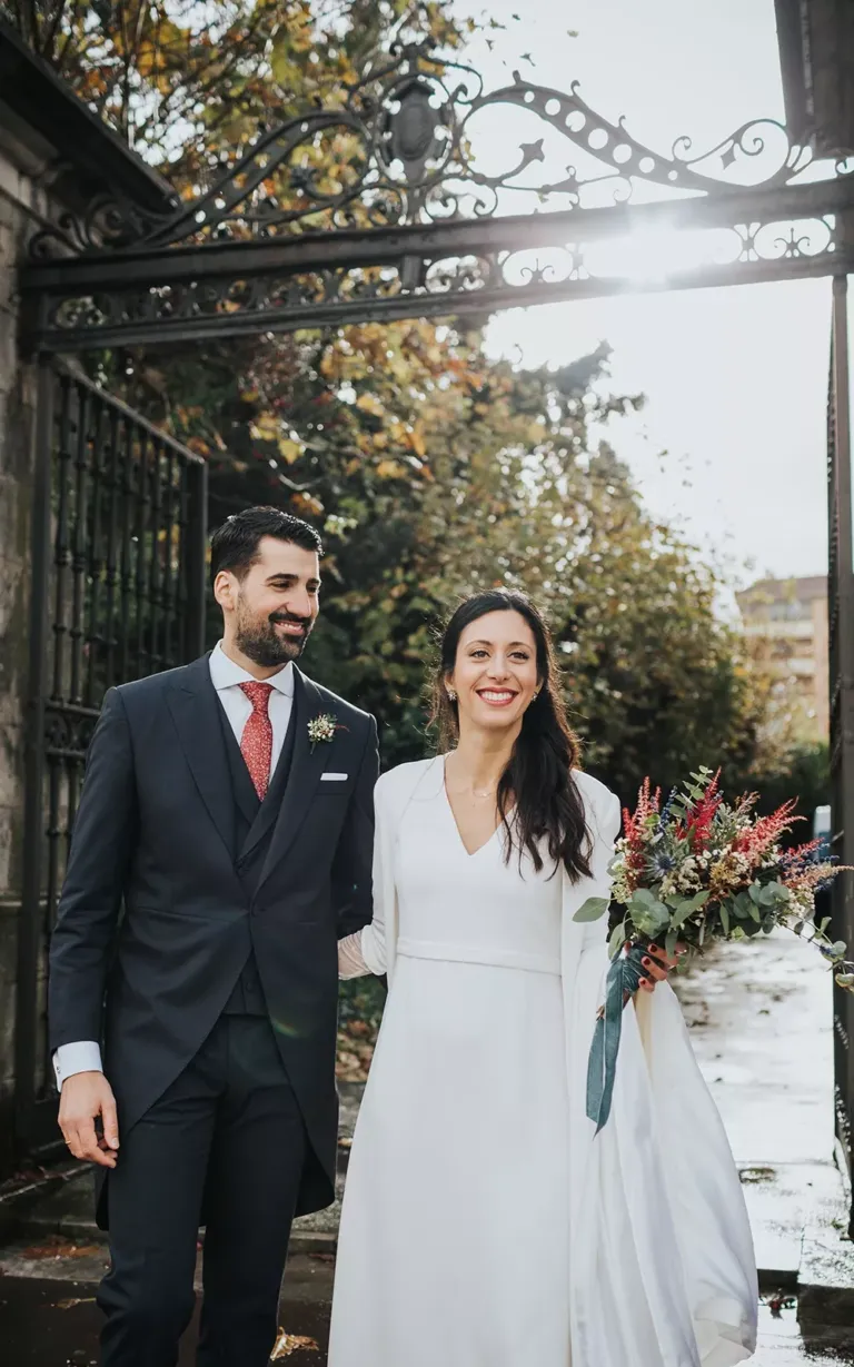 Novios entrando por una puerta 