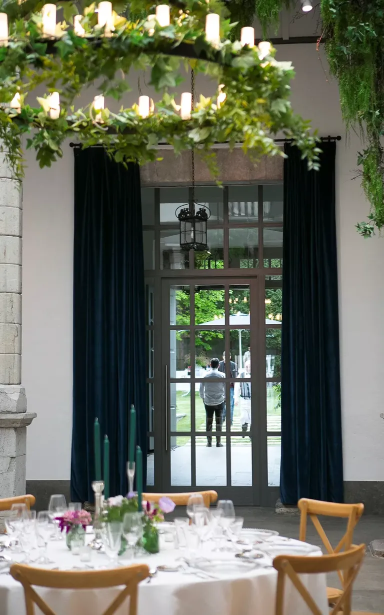 Vista del jardín a través de una puerta acristalada desde el salón